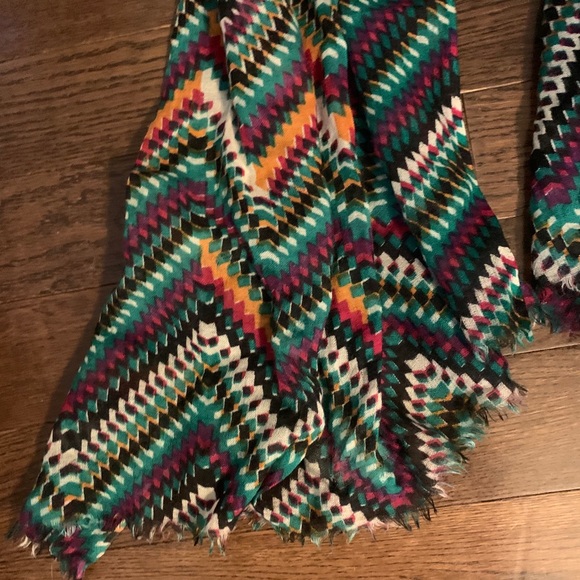 BCBG multicolor chevron print scarf - Picture 3 of 5